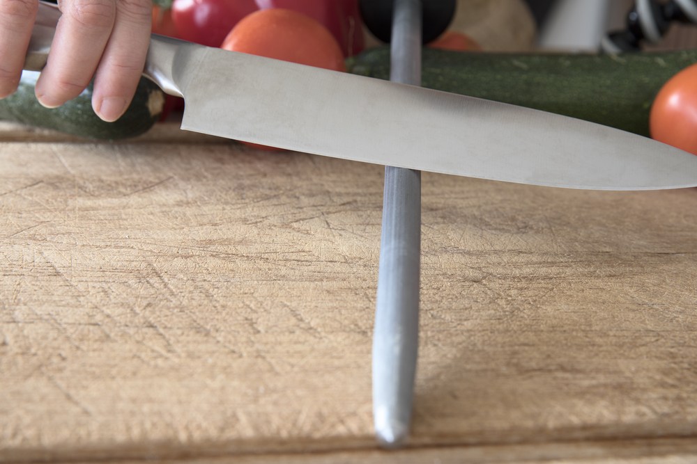 Sharpen your fillet knife with a sharpening rod